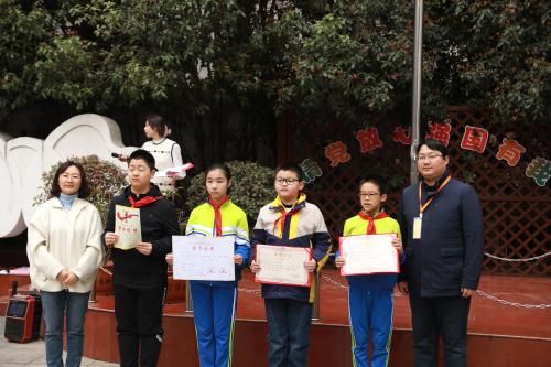 扬宪法之精神  修少年之正身